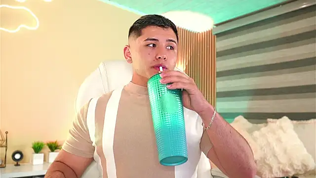 Snapshot of MatiasKorn chatting on 11.29.25 MatiasKorn online show from 11.29.25