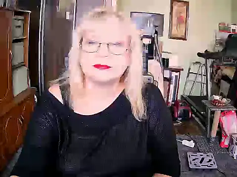 Snapshot of LOLA8888 chatting on 09.28.25 LOLA8888 online show from 09.28.25