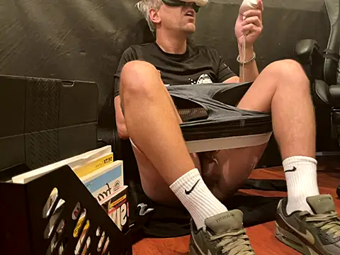 Snapshot of LeviXtreme chatting on 11.28.25 LeviXtreme online show from 11.28.25