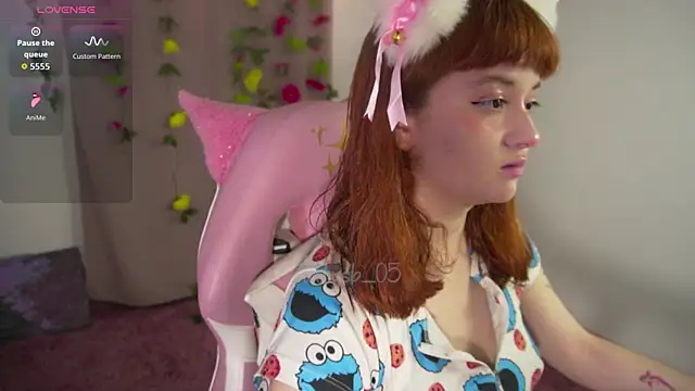 Snapshot of molly_russell chatting on 12.21.25 molly russell online show from 12.21.25