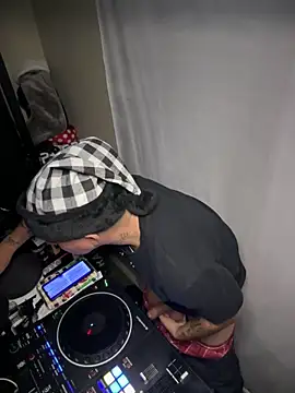 Snapshot of PeterGrandee chatting on 12.26.24 PeterGrandee online show from 12.26.24