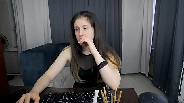 Holliy Cooper online show from 06.02.26