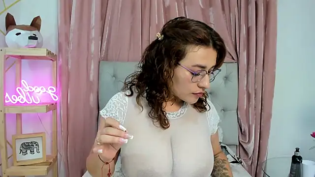 Snapshot of alix_bay chatting on 02.17.25 alix bay online show from 02.17.25