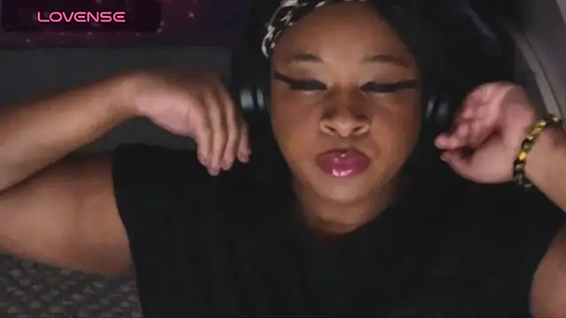 Snapshot of temptressbeauty24 chatting on 12.06.24 temptressbeauty24 online show from 12.06.24