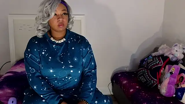 Snapshot of temptressbeauty24 chatting on 12.13.24 temptressbeauty24 online show from 12.13.24