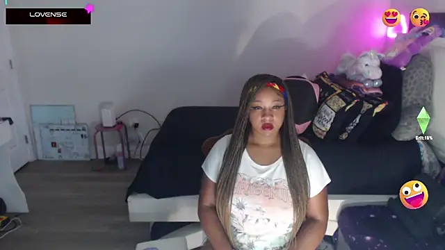 Snapshot of temptressbeauty24 chatting on 02.18.25 temptressbeauty24 online show from 02.18.25