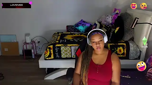 Snapshot of temptressbeauty24 chatting on 02.25.25 temptressbeauty24 online show from 02.25.25