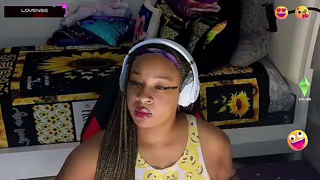 Snapshot of temptressbeauty24 chatting on 02.26.25 temptressbeauty24 online show from 02.26.25