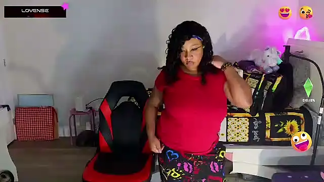 Snapshot of temptressbeauty24 chatting on 03.06.25 temptressbeauty24 online show from 03.06.25