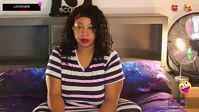 Snapshot of temptressbeauty24 chatting on 03.10.25 temptressbeauty24 online show from 03.10.25