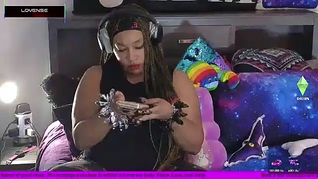 Snapshot of temptressbeauty24 chatting on 03.18.25 temptressbeauty24 online show from 03.18.25