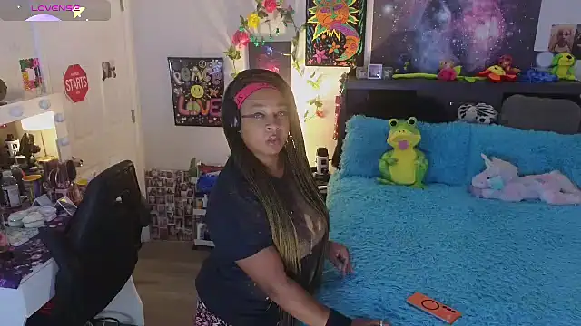 Snapshot of temptressbeauty24 chatting on 09.29.25 temptressbeauty24 online show from 09.29.25