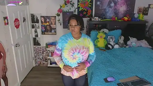 Snapshot of temptressbeauty24 chatting on 10.14.25 temptressbeauty24 online show from 10.14.25