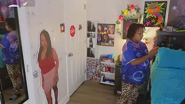 Snapshot of temptressbeauty24 chatting on 10.18.25 temptressbeauty24 online show from 10.18.25