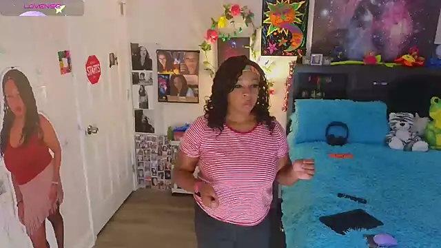 Snapshot of temptressbeauty24 chatting on 10.18.25 temptressbeauty24 online show from 10.18.25