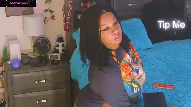 Snapshot of temptressbeauty24 chatting on 10.29.25 temptressbeauty24 online show from 10.29.25