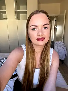 Snapshot of ElenaRebelle chatting on 10.02.25 ElenaRebelle online show from 10.02.25