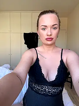 Snapshot of ElenaRebelle chatting on 10.12.25 ElenaRebelle online show from 10.12.25