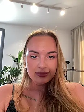 Snapshot of ElenaRebelle chatting on 11.09.25 ElenaRebelle online show from 11.09.25