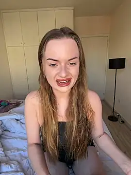 Snapshot of ElenaRebelle chatting on 03.24.26 ElenaRebelle online show from 03.24.26