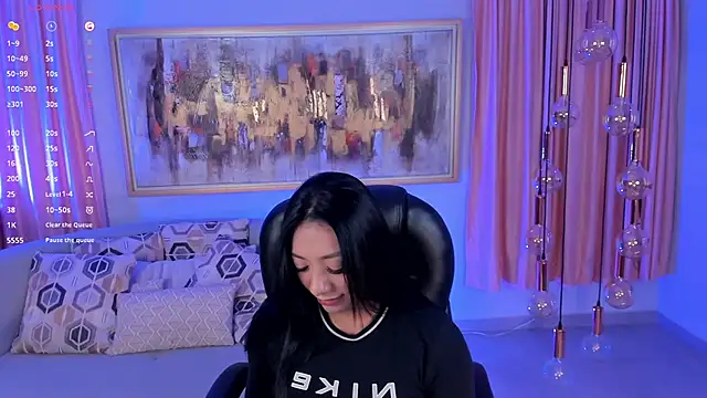 LizzHamilton   online show from 02.13.25