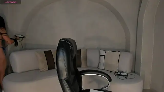 LizzHamilton   online show from 11.05.25