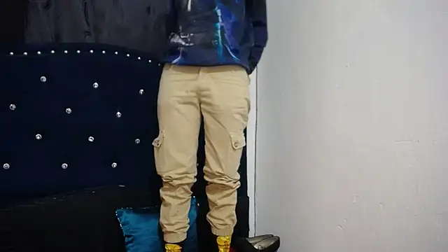 Snapshot of anyu1306 chatting on 03.21.25 anyu1306 online show from 03.21.25