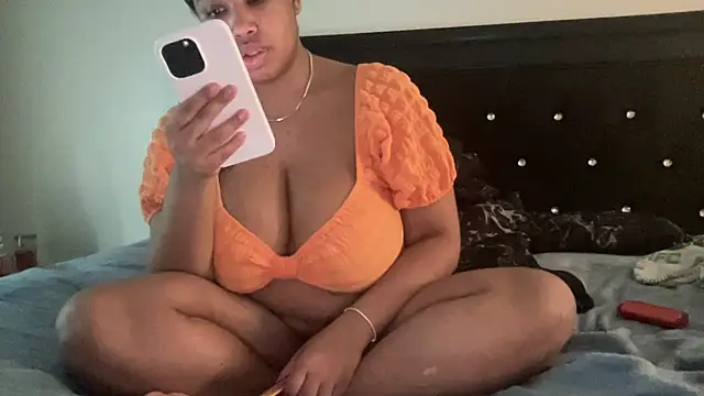 Snapshot of creamdreammmm chatting on 11.26.25 creamdreammmm online show from 11.26.25