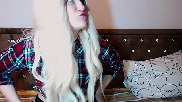 Snapshot of Sara4uu chatting on 11.30.25 Sara4uu online show from 11.30.25