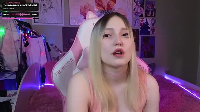 Snapshot of Evie_Ro chatting on 12.08.24 Evie Ro online show from 12.08.24