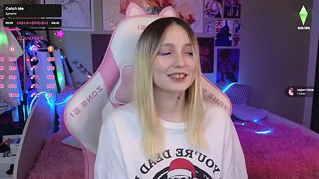 Snapshot of Evie_Ro chatting on 12.14.24 Evie Ro online show from 12.14.24