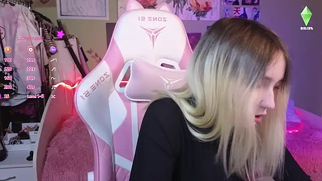 Snapshot of Evie_Ro chatting on 12.16.24 Evie Ro online show from 12.16.24