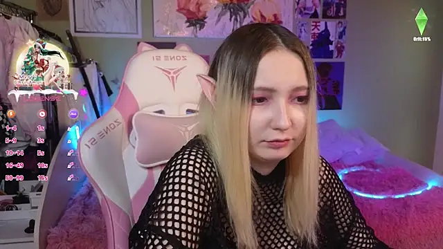 Snapshot of Evie_Ro chatting on 12.19.24 Evie Ro online show from 12.19.24