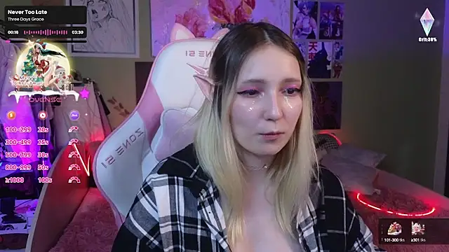 Snapshot of Evie_Ro chatting on 12.22.24 Evie Ro online show from 12.22.24