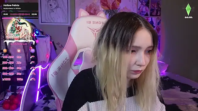 Snapshot of Evie_Ro chatting on 12.22.24 Evie Ro online show from 12.22.24