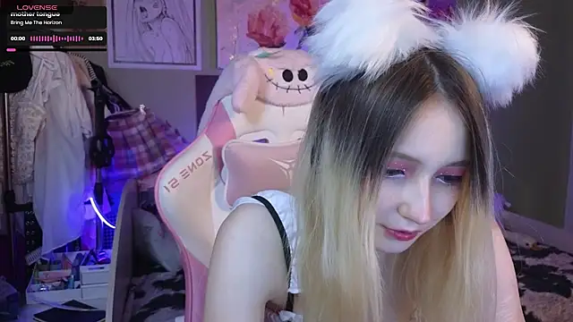 Snapshot of Evie_Ro chatting on 02.05.25 Evie Ro online show from 02.05.25