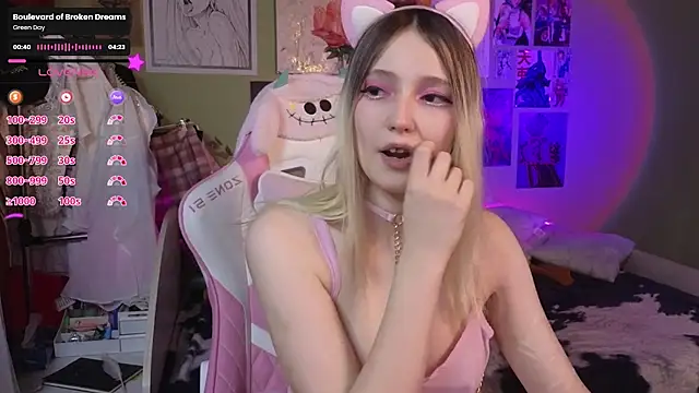 Snapshot of Evie_Ro chatting on 02.18.25 Evie Ro online show from 02.18.25