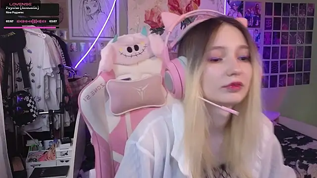 Snapshot of Evie_Ro chatting on 03.03.25 Evie Ro online show from 03.03.25