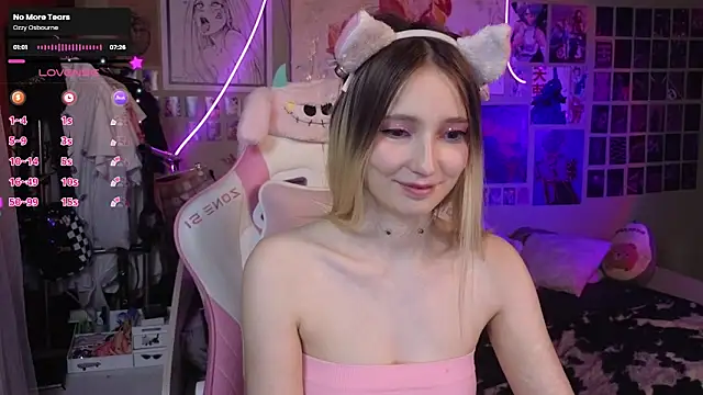 Snapshot of Evie_Ro chatting on 03.06.25 Evie Ro online show from 03.06.25