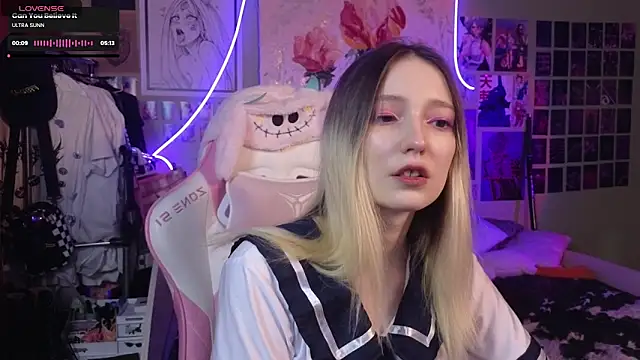 Snapshot of Evie_Ro chatting on 03.11.25 Evie Ro online show from 03.11.25