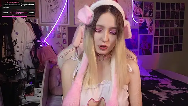 Snapshot of Evie_Ro chatting on 03.19.25 Evie Ro online show from 03.19.25