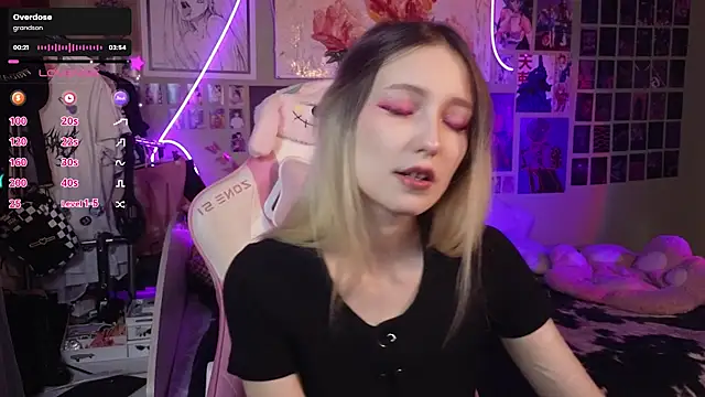 Snapshot of Evie_Ro chatting on 03.22.25 Evie Ro online show from 03.22.25