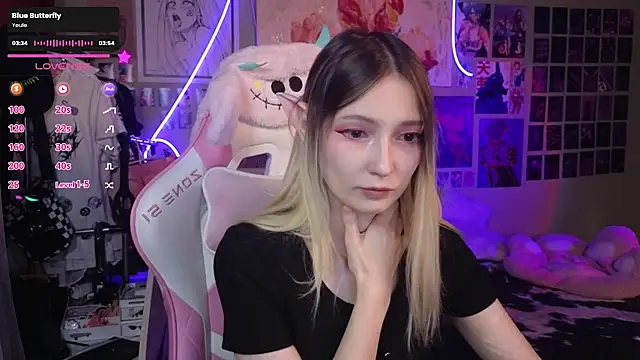 Snapshot of Evie_Ro chatting on 03.22.25 Evie Ro online show from 03.22.25