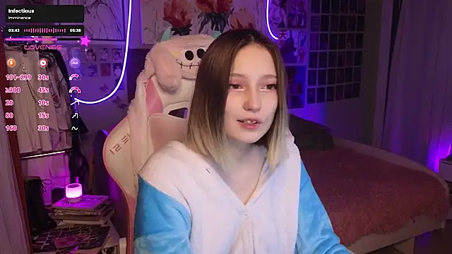 Snapshot of Evie_Ro chatting on 09.24.25 Evie Ro online show from 09.24.25