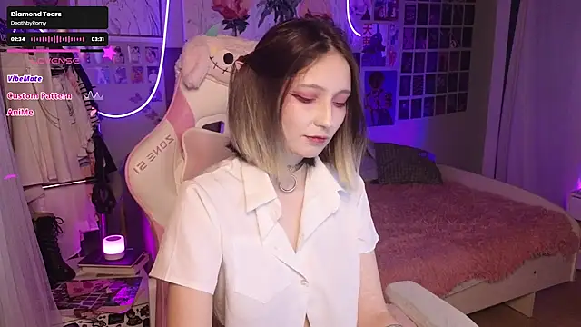 Snapshot of Evie_Ro chatting on 10.11.25 Evie Ro online show from 10.11.25