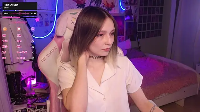 Snapshot of Evie_Ro chatting on 10.17.25 Evie Ro online show from 10.17.25