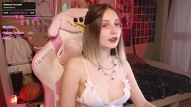 Snapshot of Evie_Ro chatting on 10.29.25 Evie Ro online show from 10.29.25