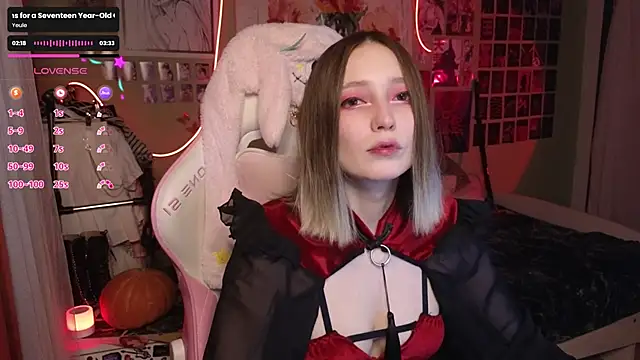 Snapshot of Evie_Ro chatting on 10.31.25 Evie Ro online show from 10.31.25