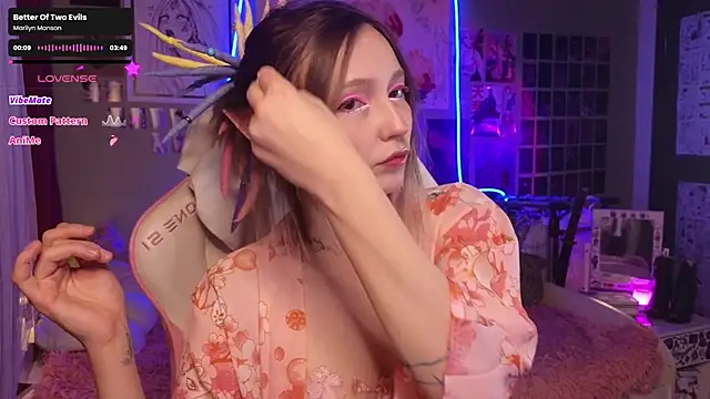 Snapshot of Evie_Ro chatting on 11.12.25 Evie Ro online show from 11.12.25