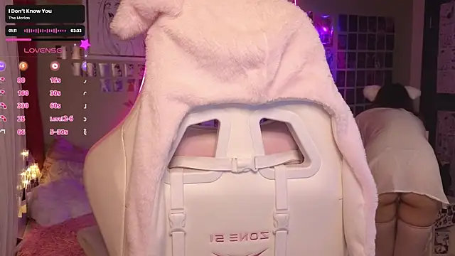 Snapshot of Evie_Ro chatting on 11.13.25 Evie Ro online show from 11.13.25